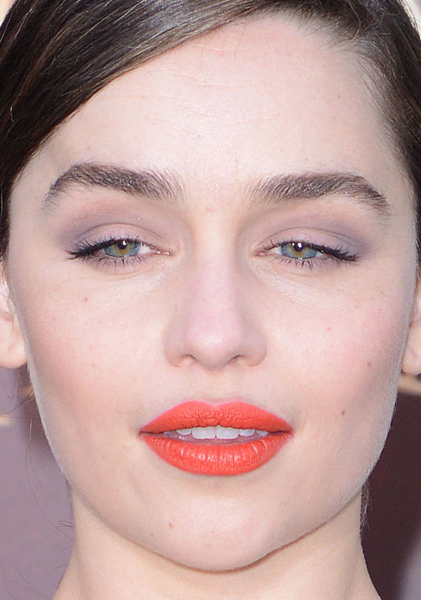 Emilia Clarke narancssárga rúzs és szürke szemhéjárnyaló kombó teszi az életed
