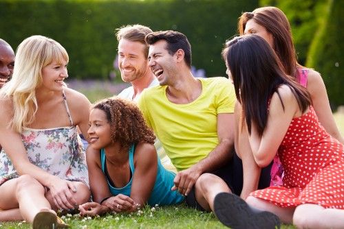 family_and_friends_laughing_outside-erdeti