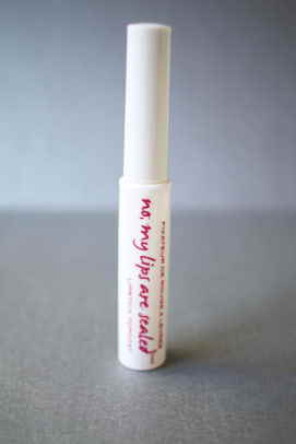 Veš Cosmetics No, My Lips Are Sealed Lipstick Topcoat (1)