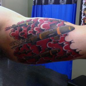 domn-cu-Hellfire-rachete-bicepsul-sfert-maneca-tatuaj