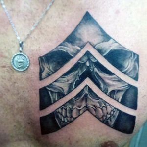 vaikinai-armija-ženklelis-rank-tatuiruotė-su-kaukolė ant viršutinės krūtinės