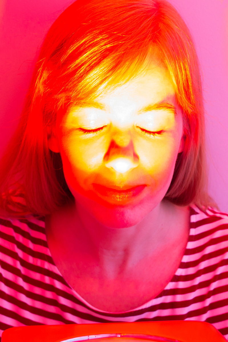 Kako lahko rdeča svetlobna terapija izboljša vašo kožo (zdravi akne, gubice, pigmentacijo in še več!)