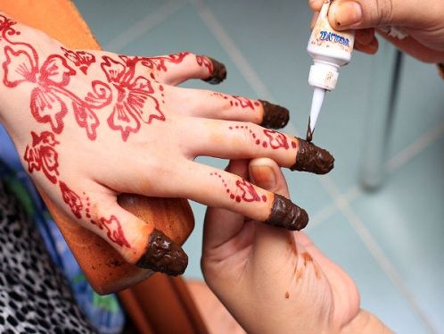 How to Apply Henna on Nails at Home with Pictures | Styles At Life