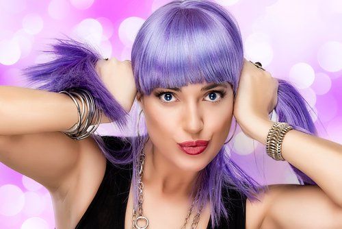 Kaip dažyti plaukus violetiniais: patarimai ir gudrybės, kuriuos turite žinoti