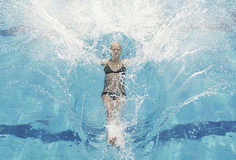 ženska relax on swimming pool