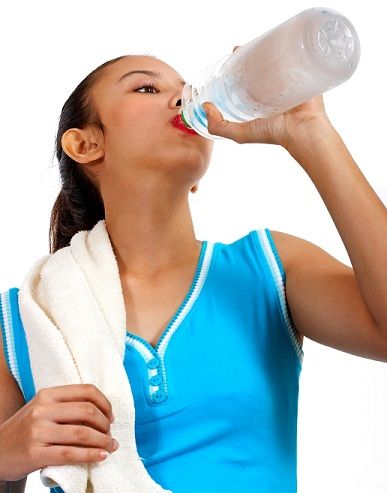 Žejni Girl Drinking Water After Exercise