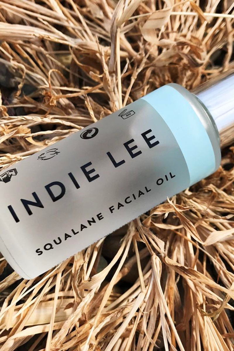 Indie Lee pradeda gamtinę odos priežiūros liniją, skalanų aliejų ir dar daugiau