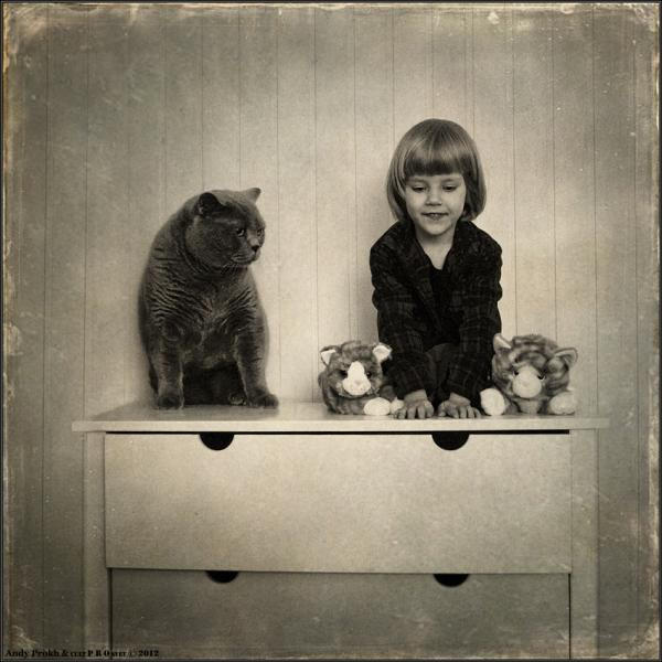 Maža mergaitė ir jos katė
