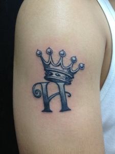 moški-tetovaže-tatoo-ideje-cool-sivo-črnilo-s-črko-h-tatoo-design-na-zgornji-roka-s-tatoo-design-krona-plus-krona-royal-tatoo-designs- krone-krone-tetovaže-design-za-moških