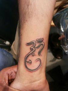 Men-Tattoo-tattoos-idėjos-pilka-rašalas-om-simbolis-tatuiruotė-ant-riešo su mažomis-tatuiruočių idėjomis-už-vyrams-taip pat-angelas-tatuiruotės-ant riešo-elegantiškas riešo-tatuiruotes- dizainas vyrams