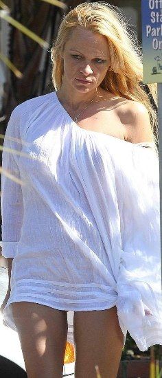 Pamela Anderson without makeup 7