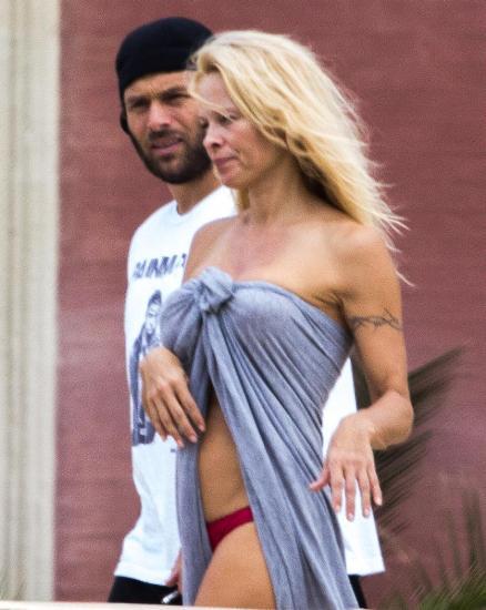 Pamela Anderson without makeup 8