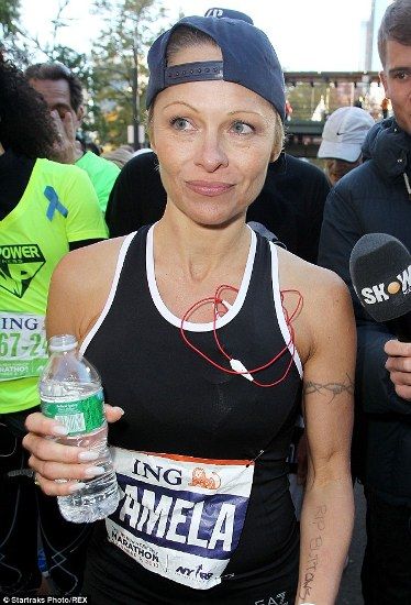 Pamela Anderson without makeup 9