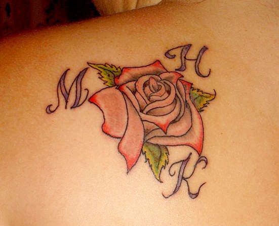 šiuolaikinė rožinė tatuiruotė
