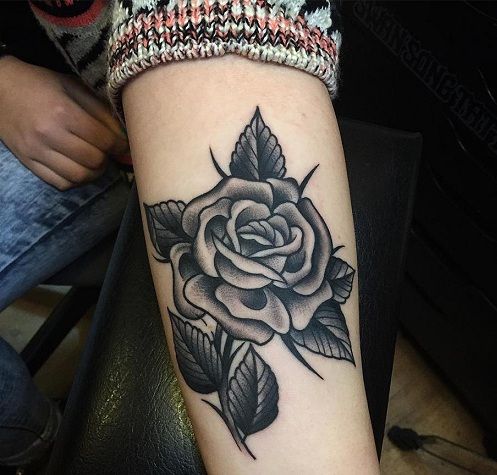 rózsa-full-fekete tetoválás