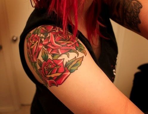 raudona rožė-tatuiruotė-mergaitė ant peties