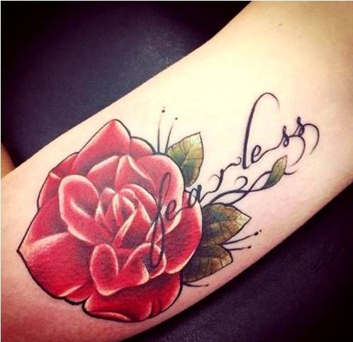 rožinės tatuiruotės su meilės citata ant riešo