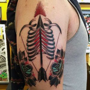 skeleto-šonkaulių-lankas-lankas ir-rodyklė-sagittarius-tatuiruotės ant viršutinės rankos