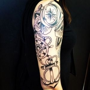 tetoválás-ötletek-old-school-fekete-fehér-iránytű-with-horgony-tattoo-design-on-a félig hüvely-with-fekete-fehér-ink-is-tetoválás ujjú-cool-fekete- -fehér-hüvely-tetoválás-design