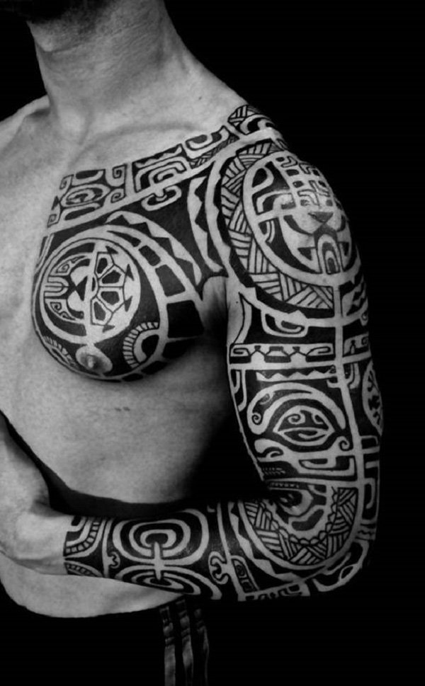 polinéziai Tribal Tattoo with Bold Patterns