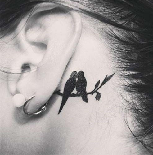 Viršų 15 Cute and Tiny Ear Tattoos With Images - Love Birds Couple Special Ear Tattoo
