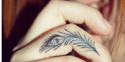 Păun feather tattoo on finger