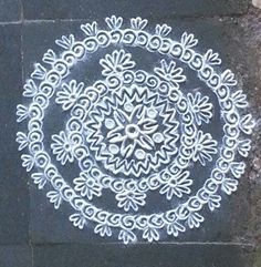 Geometrinis Rangoli Designs - Circular Floral Gujarati Rangoli