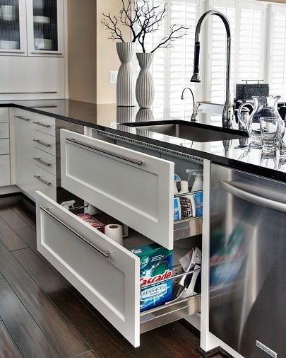 Didelis and spacious kitchen drawers