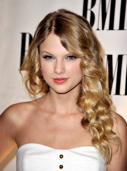 Taylor Swift Side Pull Curls
