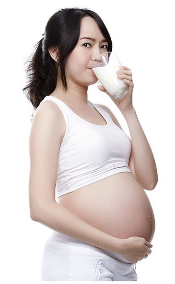 Nosečnica woman drinking milk with turmeric