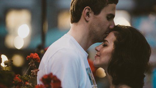 Ce înseamnă atunci când un tip vă sărută fruntea?