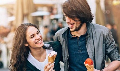 Couple-laughing-together-eating-ice-creams-582708