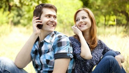 how-to-keep-egy hosszú távú kapcsolat-001-pár-beszéd-on-phone-hegy